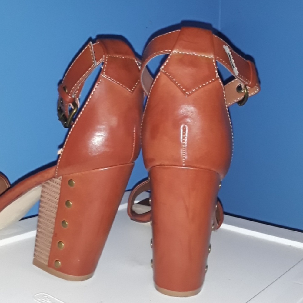 Shoes - Picture 3 of 4